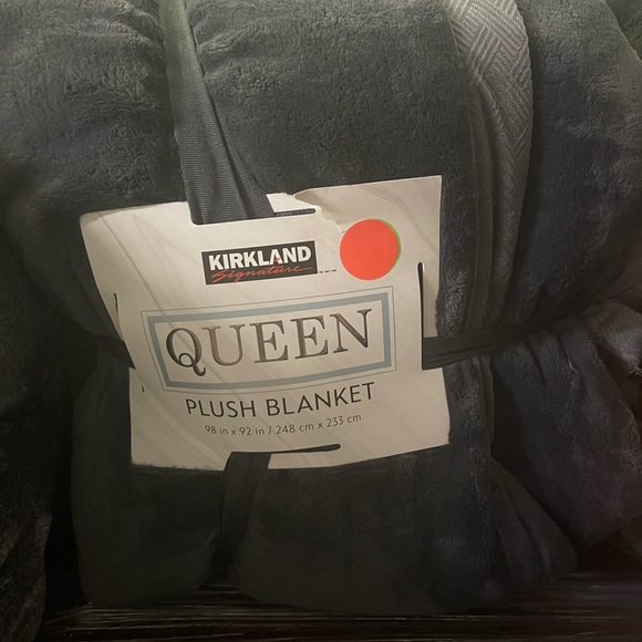 Kirkland Signature Queen Plush Blanket - Picture 1 of 2